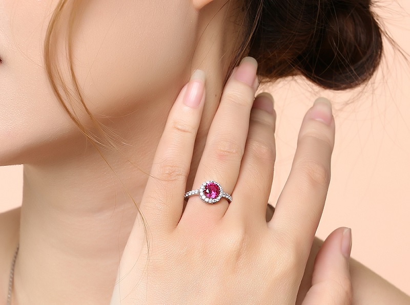 Phần đá hồng đính mặt nhẫn không kém phần trẻ trung, hiện đại